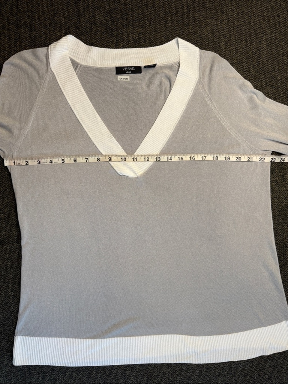 Verve Ami Light Gray V-Neck Sweater with White Trim sz XL - Picture 5 of 7